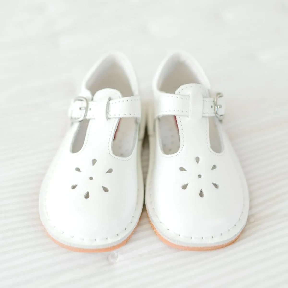 Joy Classic Leather Stitch Down T-Strap | Girl's Mary Jane Flat (Toddler/Little Kid)